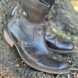 Roan Men’s distressed leather, half-zip boots.